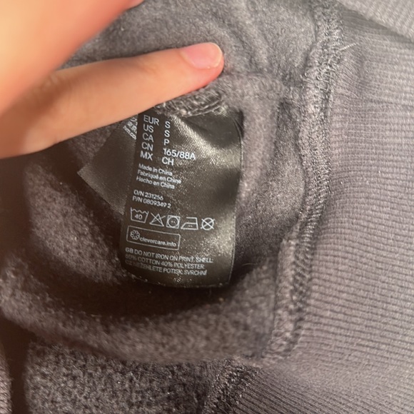 H&M Rolling Stones Sweatshirt Womens Size S Grey Tongue Graphics - Picture 5 of 7